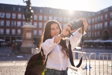 Turista tomando un selfie en el centro de Madrid cerca de Mola Hostel