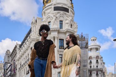 Pareja caminando de la mano por el centro de Madrid durante un plan gratuito