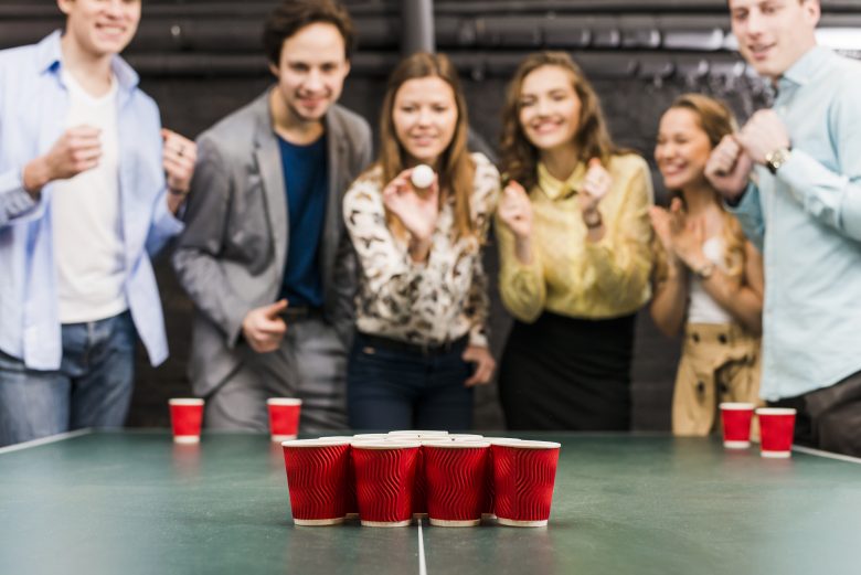 Viajeros disfrutando de actividades sociales y juegos en Mola! Hostel Madrid