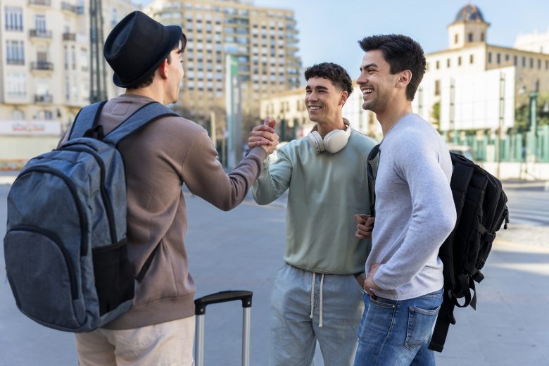 Amigos reencontrándose en el centro de Madrid durante un fin de semana