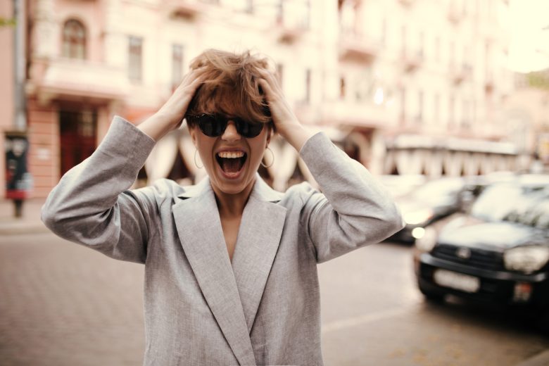 Viajera sorprendida recorriendo una calle del centro de Madrid por primera vez