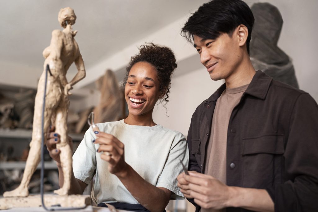 Visitantes descubriendo uno de los museos extraños y divertidos de Madrid