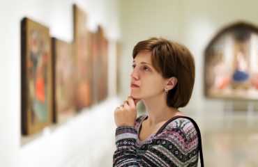 Visitante observando obras en un museo curioso de Madrid