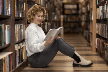 Visitante recorriendo una de las mejores librerías de Madrid durante una tarde cultural