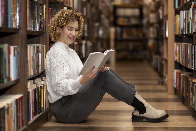 Visitante recorriendo una de las mejores librerías de Madrid durante una tarde cultural
