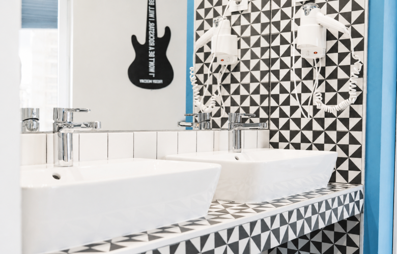 Baños de habitacion 4 personas hostel en madrid