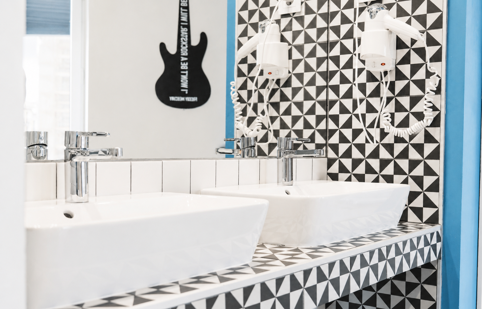 Baños de habitacion 4 personas hostel en madrid
