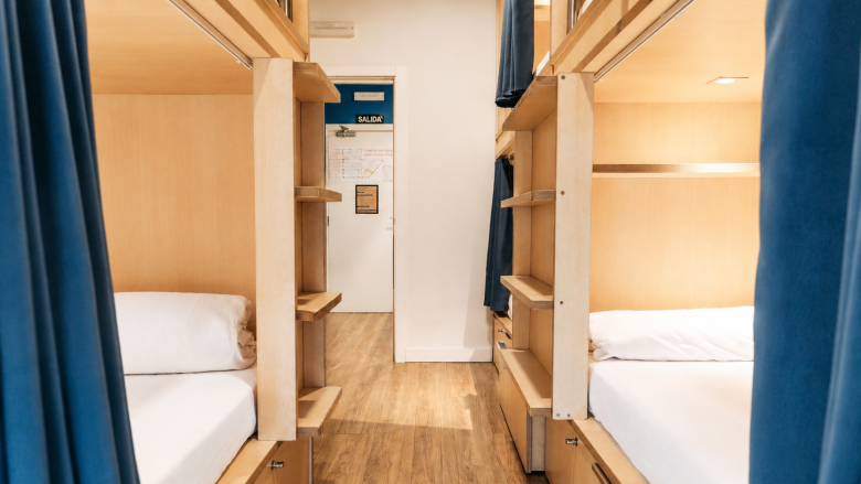 Camas en habitación compartida para 6 personas en hostel del centro de Madrid