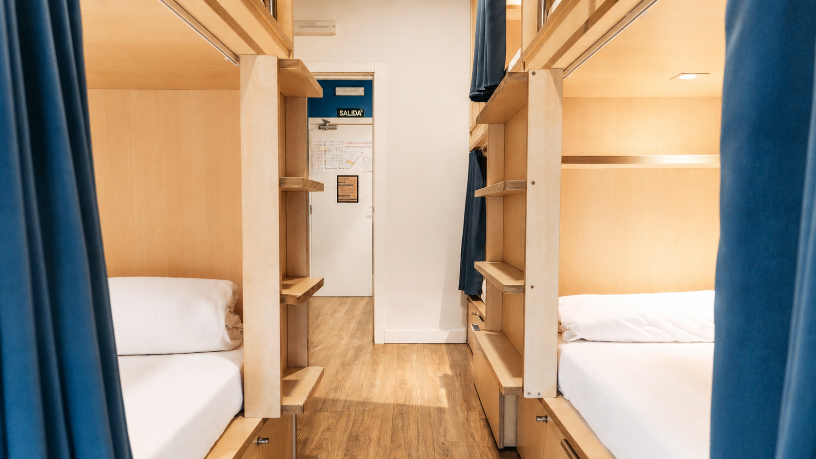 Camas en habitación compartida para 6 personas en hostel del centro de Madrid