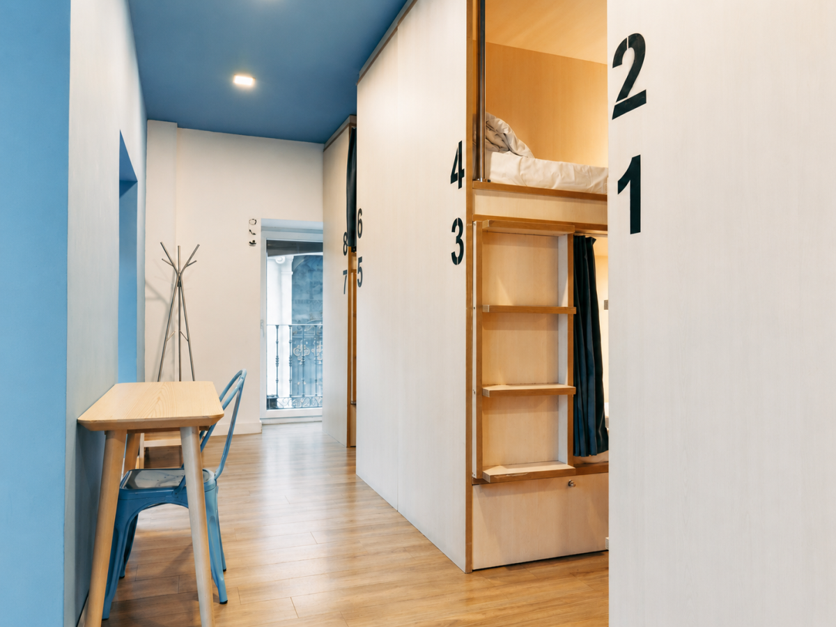 Zona de descanso en habitación compartida para 8 personas en hostel de Madrid centro