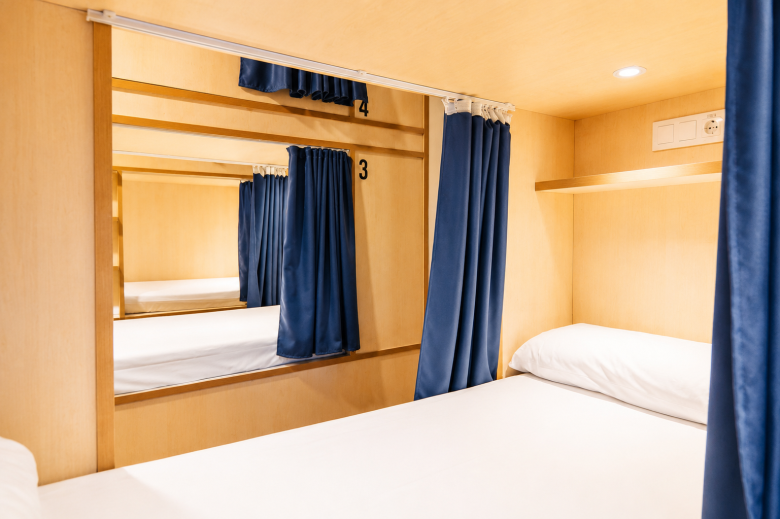 Zona de literas en habitación compartida para 10 personas en hostel del centro de Madrid