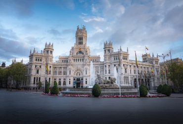 Reloj histórico de Madrid en un edificio emblemático del centro de la ciudad