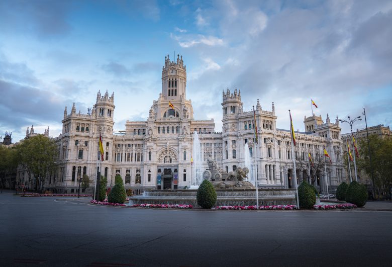 Reloj histórico de Madrid en un edificio emblemático del centro de la ciudad